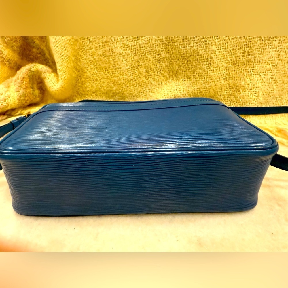 Louis Vuitton EPI Tocadaro Crossbody with matching Elise Wallet - Picture 3 of 16